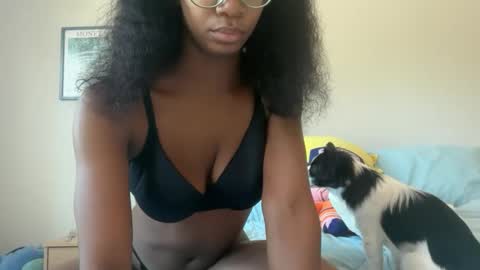 Serenity Bee   online show from September 28, 4:56 pm