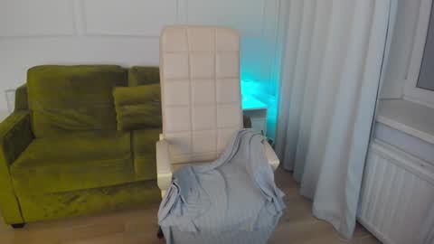 Snapshot of sereta_fin chatting on December 10, 3:44 pm Hey Guys and Girls non-binary personalities  Im Sereta online show from December 10, 3:44 pm