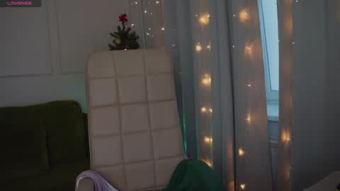 Snapshot of sereta_fin chatting on December 19, 10:34 am Hey Guys and Girls non-binary personalities  Im Sereta online show from December 19, 10:34 am