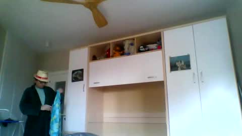 Snapshot of serrano49 chatting on December 13, 12:28 pm serrano49 online show from December 13, 12:28 pm