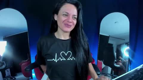 Snapshot of sesymilf chatting on October 24, 3:47 am LUCERO online show from October 24, 3:47 am