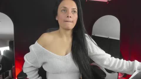 Snapshot of sesymilf chatting on October 28, 3:10 am LUCERO online show from October 28, 3:10 am