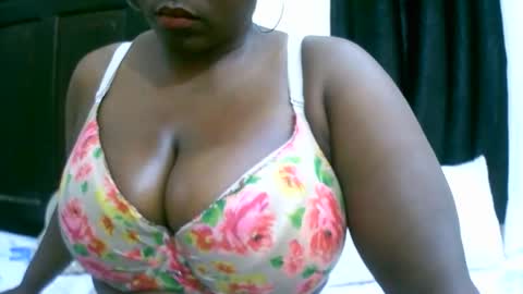 Snapshot of sexxi_ebony chatting on October 5, 6:28 pm sexxi_ebony online show from October 5, 6:28 pm