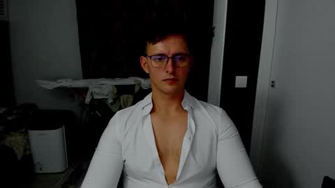 Snapshot of sexxymuscles4u chatting on November 6, 3:13 pm Sexxymuscles4U online show from November 6, 3:13 pm