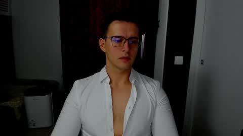 Snapshot of sexxymuscles4u chatting on November 15, 9:39 am Sexxymuscles4U online show from November 15, 9:39 am