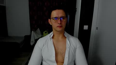 Snapshot of sexxymuscles4u chatting on December 4, 8:34 am Sexxymuscles4U online show from December 4, 8:34 am