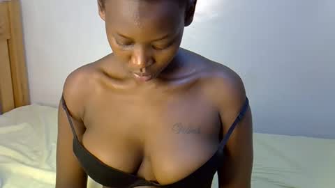 Snapshot of sexxyvee224 chatting on October 18, 7:25 pm sexxyvee224 online show from October 18, 7:25 pm