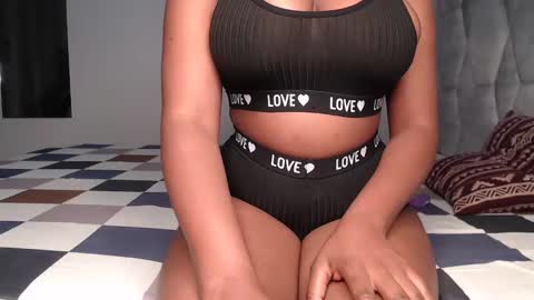 Snapshot of sexy_chocolata chatting on February 7, 9:48 pm chocolata online show from February 7, 9:48 pm