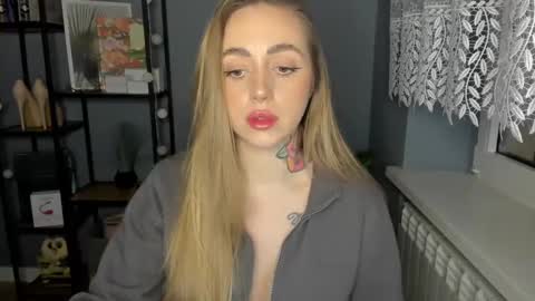 C o r a l i e online show from December 19, 3:08 pm