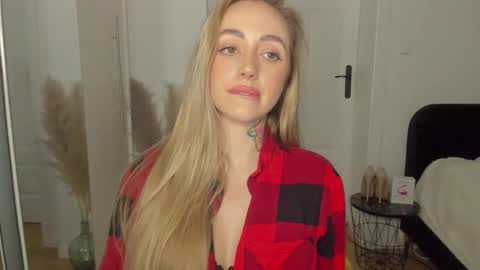 C o r a l i e online show from February 28, 8:50 pm