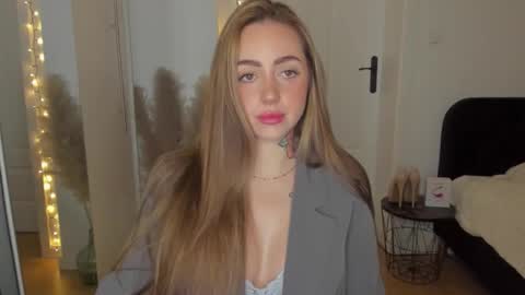 Snapshot of sexy_coralie chatting on January 17, 7:46 am C o r a l i e online show from January 17, 7:46 am