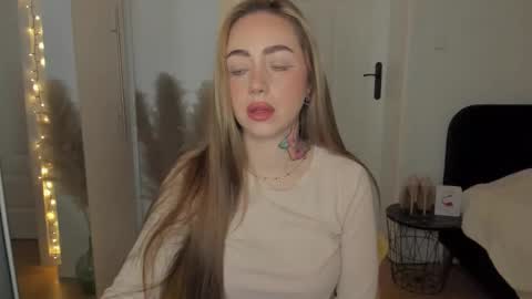 Snapshot of sexy_coralie chatting on January 19, 7:45 am C o r a l i e online show from January 19, 7:45 am