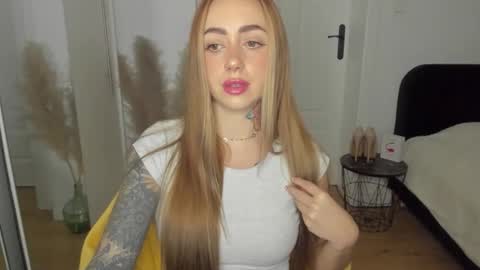 Snapshot of sexy_coralie chatting on February 9, 3:16 pm C o r a l i e online show from February 9, 3:16 pm