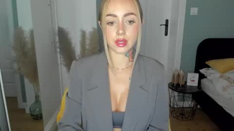 C o r a l i e online show from June 4, 1:39 pm