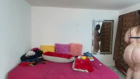 Snapshot of sexy_curvi chatting on December 11, 11:00 pm karla           instagram  online show from December 11, 11:00 pm