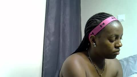 Snapshot of sexy_linda022 chatting on June 2, 12:40 pm Linda online show from June 2, 12:40 pm