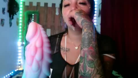 Snapshot of sexy_lolas chatting on January 19, 4:12 am sexy lolas online show from January 19, 4:12 am