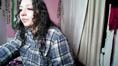 Snapshot of sexy_lolas chatting on November 26, 1:50 am sexy lolas online show from November 26, 1:50 am