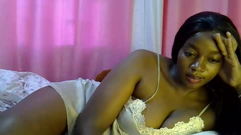 Snapshot of sexy_siera chatting on May 14, 10:33 am laura online show from May 14, 10:33 am