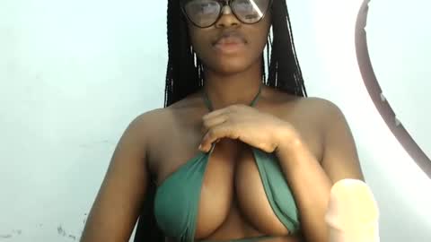 Snapshot of sexy_sinaha chatting on January 12, 6:39 am naomi online show from January 12, 6:39 am