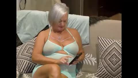 Snapshot of sexyalliekay chatting on September 27, 2:27 am Sexy GILF Allie Kay online show from September 27, 2:27 am