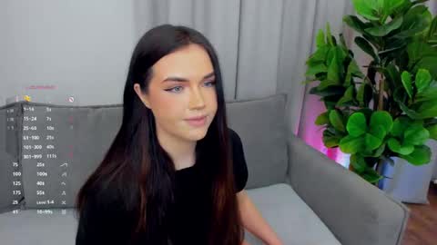 Snapshot of sexyangeloux chatting on May 27, 9:01 pm Lou online show from May 27, 9:01 pm