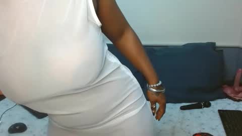 Snapshot of sexyassshaz chatting on May 14, 1:34 am shazz online show from May 14, 1:34 am