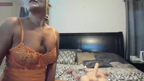 Snapshot of sexybeachmom chatting on October 21, 10:32 pm sexybeachmom online show from October 21, 10:32 pm