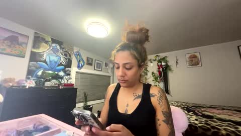 Snapshot of sexyblaxicanbabe chatting on June 10, 6:12 am Hollywood online show from June 10, 6:12 am