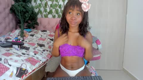 Snapshot of sexybrunnetem chatting on December 24, 8:11 am sofia online show from December 24, 8:11 am