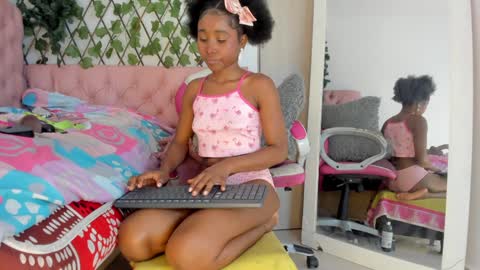 Snapshot of sexybrunnetem chatting on December 28, 1:28 pm sofia online show from December 28, 1:28 pm