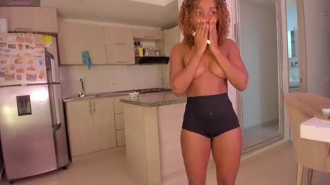 Snapshot of sexybrunnetem chatting on June 1, 8:27 am sofia online show from June 1, 8:27 am