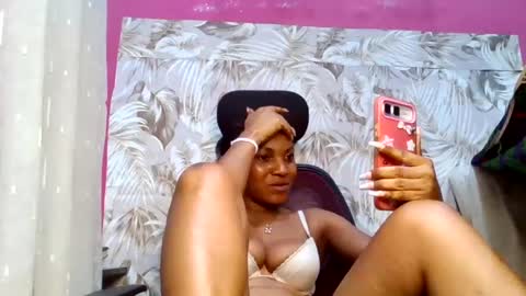 Snapshot of sexydoll32 chatting on June 25, 12:21 am sexydoll32 online show from June 25, 12:21 am