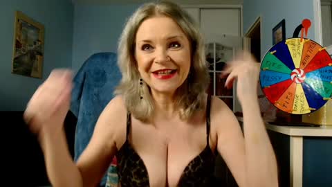 Snapshot of sexyjennyeu chatting on December 7, 9:00 pm Jenny online show from December 7, 9:00 pm