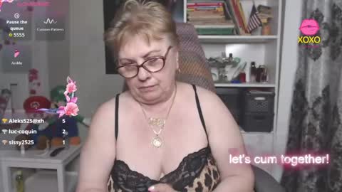 Snapshot of sexylynette4u chatting on June 3, 2:33 pm sexylynette4u online show from June 3, 2:33 pm