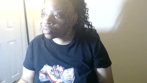 Snapshot of sexymona1218 chatting on June 16, 4:59 am SexyMona online show from June 16, 4:59 am