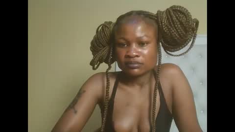 Snapshot of sexyqueenivy chatting on November 12, 6:19 pm queenivy online show from November 12, 6:19 pm