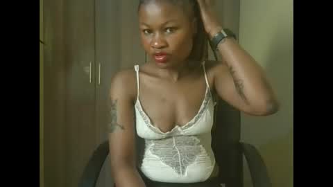 Snapshot of sexyqueenivy chatting on November 29, 4:04 am queenivy online show from November 29, 4:04 am