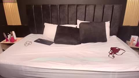 Snapshot of sexyrachel_ chatting on October 6, 11:51 am R A C H E L online show from October 6, 11:51 am