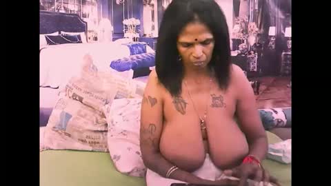 Snapshot of sexyva4u2luv chatting on October 31, 7:48 pm sexyva4u2luv online show from October 31, 7:48 pm