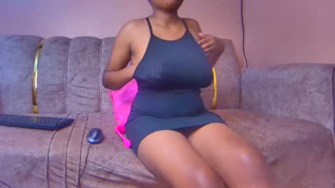 Snapshot of sexyyred_ chatting on December 9, 9:37 pm sexyyred_ online show from December 9, 9:37 pm