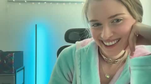 Snapshot of shadebabe chatting on May 31, 6:09 pm shadebabe online show from May 31, 6:09 pm