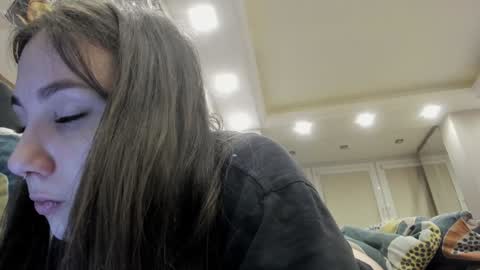 Snapshot of shadow_raffi chatting on December 17, 1:29 am shadow_raffi online show from December 17, 1:29 am