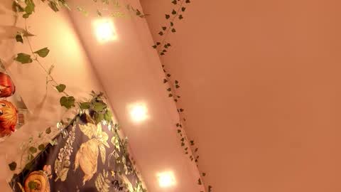 Snapshot of shadow_raffi chatting on December 14, 4:34 pm shadow_raffi online show from December 14, 4:34 pm