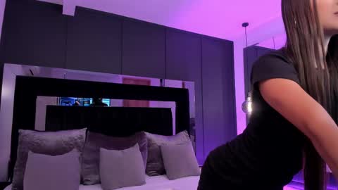 Shaina Vasquez online show from October 7, 7:11 pm