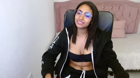 Snapshot of shaneelle chatting on February 3, 6:13 am shanelle online show from February 3, 6:13 am