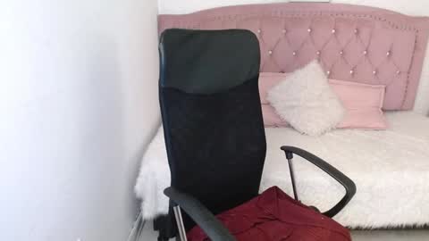 Snapshot of shaneelle chatting on February 4, 6:25 am shanelle online show from February 4, 6:25 am