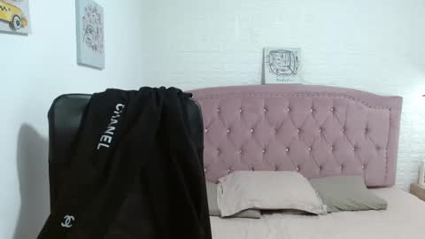 Snapshot of shaneelle chatting on February 10, 3:24 am shanelle online show from February 10, 3:24 am