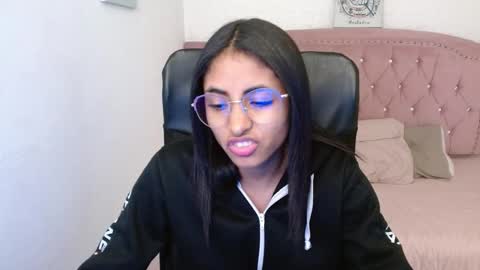 Snapshot of shaneelle chatting on February 12, 9:10 am shanelle online show from February 12, 9:10 am