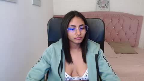 Snapshot of shaneelle chatting on February 18, 3:10 am shanelle online show from February 18, 3:10 am